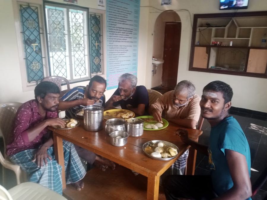 Residents eating together at the Dunamis rehabilitation centre, Madurai
